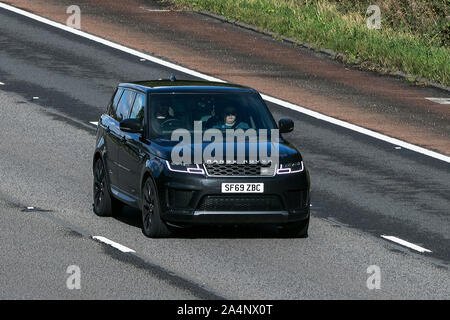 2019 Land Rover Range Rover Sport HSE SDV; Reisen auf der Autobahn M6 in der Nähe von Preston in Lancashire, Großbritannien Stockfoto