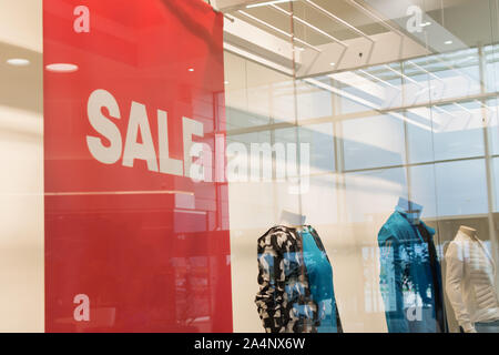 Verkauf Zeichen auf Rot im Shop Shop. Saison Verkauf, schwarzer Freitag und Shopping Konzept. Stockfoto