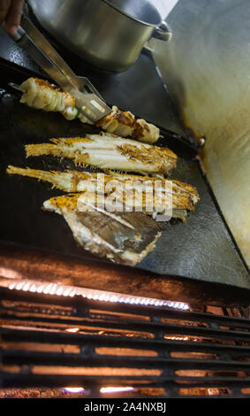 Fisch auf dem Grill, Seezunge und Spieß mit Paprika Tomaten und Krabben Stockfoto