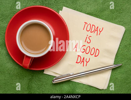Heute ist ein guter Tag Hinweis - positive Handschrift auf eine Serviette mit einer Tasse Kaffee Stockfoto