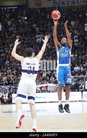 Charles Cooke III, De'Longhi, Treviso, des., durchkreuzt von Matteo Pompea Fantinelli, Fortitudo Bologna, während Fortitudo Bologna vs De Longhi T Stockfoto
