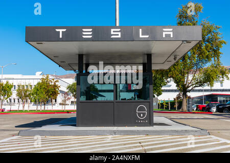 Sicherheit und Schutz stand am Eingang zu Tesla Showroom und Sales Center bei Tesla Fabrik befindet Stockfoto