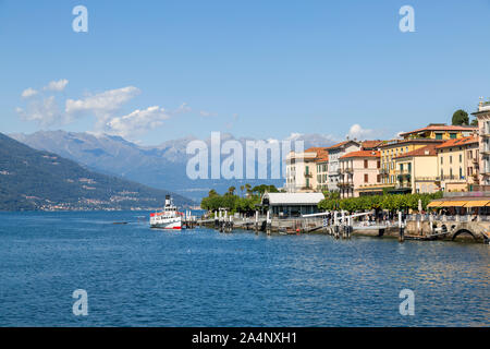 Küste von Bellagio, Italien mit Touristen warten am Dock und die Berge in der Ferne, am Comer See. Stockfoto