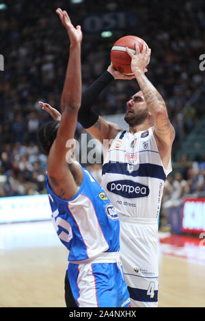Pietro Pompea Aradori, Fortitudo Bologna, die Sünde vereitelt von Charles Cooke III, De'Longhi Treviso, während Fortitudo Bologna vs De Longhi Trev Stockfoto