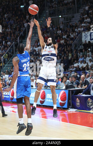Kassius Robertson, Fortitudo Bologna, Pompea, des., durchkreuzt von Charles Cooke III, De'Longhi Treviso, während Fortitudo Bologna vs De Longhi T Stockfoto