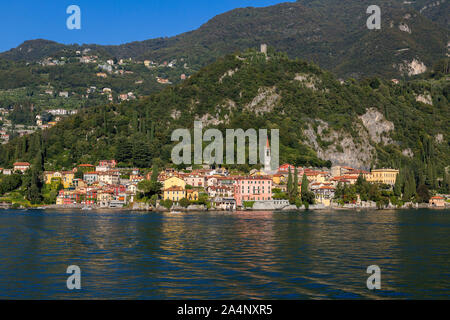 Blick vom See der bunt See Stadt Varenna, Italien am Comer See. Stockfoto