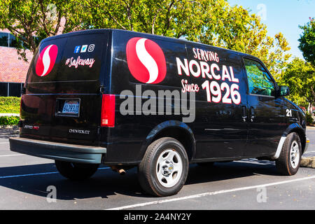 Safeway Logo und der Slogan von erving Nordkalifornien seit 1926" auf der Seite der schwarzen Chevrolet van Stockfoto