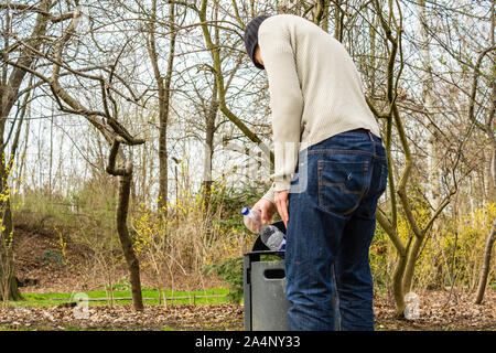 Flasche Sammler Armut in Deutschland Stockfoto