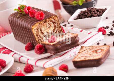 Marmor Kuchen mit Himbeeren. Stockfoto