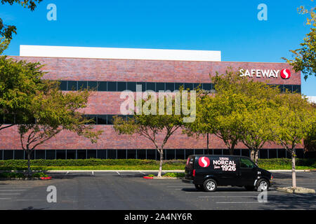 Safeway Supermarkt Kette Corporate Headquarter und Fahrzeug mit Safeway Logo und der Slogan von erving Nordkalifornien seit 1926" auf der Seite Stockfoto