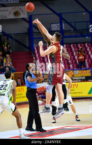 Venezia, Italien. 15 Okt, 2019. Gasper VIDMAR von Umana Reyer Venezia, Italien, und Devin Williams von tofas Bursa, Türkei, während Umana Reyer Venezia vs Tofas Bursa - Basketball EuroCup Meisterschaft - Credit: LPS/Alessio Marini/Alamy leben Nachrichten Stockfoto