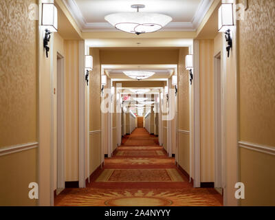 Hotel Zimmer lange Perspektive Flur Ansicht mit schwachem Licht Stockfoto
