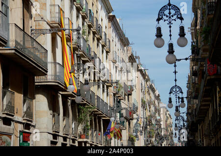 Die senyera Flagge hängen von den Gebäuden auf einer Straße in Barcelona, Spanien Stockfoto