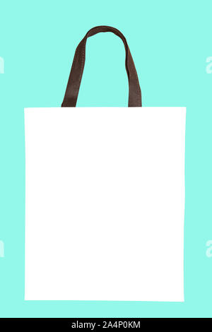 Weiße leere Beutel auf dem Pastell hellen Hintergrund. Mockup für Design. Leer Warenkorb legen. Stockfoto