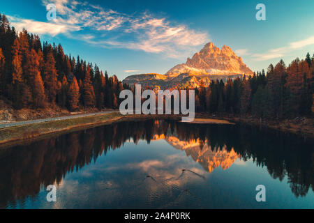 Luftbild des Lago Antorno, Dolomiten, See Berglandschaft mit Alpen Gipfel, Misurina, Cortina d'Ampezzo, Italien. Stockfoto