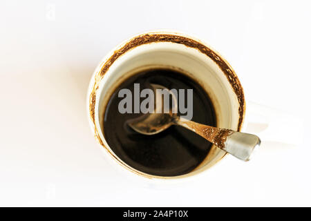 Leere schmutzigen Kaffeetasse auf weißem Hintergrund. Fertige frühstück Bodensatz. Stockfoto