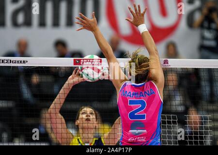 Mariana Andrade Costa Mari Paraiba, Monza, ostacola Robin De Kruijf, Conegliano, während undefiniert, Treviso, Italien, 12 Okt 2019, Volleyball Volleyba Stockfoto