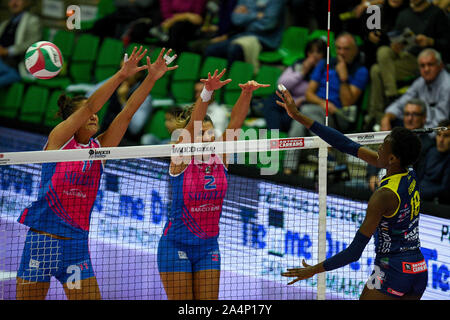 Paola Egonu, Conegliano, supera der Baustein von Anna Danesi und Mariana Andrade Costa Mari Paraiba, Monza, während undefiniert, Treviso, Italien, 12. Oktober 20 Stockfoto