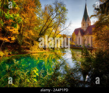 DE-BADEN-WÜRTTEMBERG: Der Blautopf und Blaubeuren Kloster (UNESCO Weltkulturerbe) Stockfoto