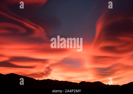 Unglaubliche Farben auf einem Sonnenuntergang Himmel Stockfoto