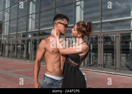 Junges Paar, Guy Mädchen, Tänzer, Schauspieler Tanz brechen. Im Sommer Stadt. Aktive Jugend Lifestyle, Fitness, Workout breakdancer Konzept Leidenschaft Liebe Stockfoto