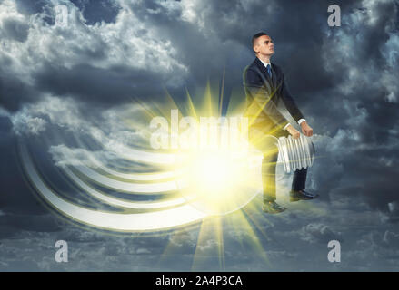 Geschäftsmann weg fliegen auf Glühbirne leuchtet Stockfoto