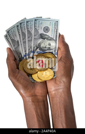 Afrikanische Frau Hände halten ein von Bitcoins und Dollar Stack, Stockfoto