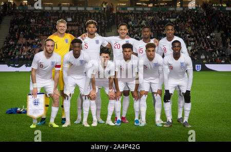 England pre Match Team Foto (L-R) Torhüter Aaron Ramsdale (Bournemouth), Lloyd Kelly (Bournemouth), Dwight McNeil (Burnley), Marc Guehi (Chelsea) & Joe Willock (Arsenal) (vordere Reihe (L - r) Tom Davies (FC Everton), Callum Hudson-Odoi (Chelsea), Phil Foden (Manchester City), James Justin (Leicester City), Max Aarons (Norwich City) & Eddie Nketiah (Leeds United (auf Darlehen von Arsenal) von England U21 während der UEFA EURO U21-Internationalen qualifier Match zwischen England U21 und Österreich U21 bei Stadion MK, Milton Keynes, England am 15. Oktober 2019. Foto von Andy Rowland. Stockfoto