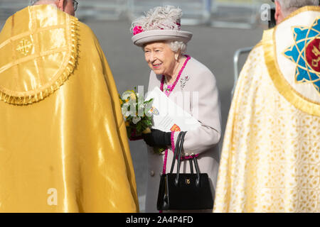 London, Großbritannien. 15 Okt, 2019. Die britische Königin Elizabeth II fährt nach der Teilnahme an einem Service Kennzeichnung der 750. Jahrestag der Wiederaufbau der Westminster Abbey in London, Großbritannien, am Okt. 15, 2019. Credit: Ray Tang/Xinhua/Alamy leben Nachrichten Stockfoto