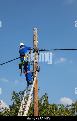 Elektriker, Arbeiter in der Motswana Botswana, Arbeiten an einer Stange ein Fehler zu reparieren. Stockfoto