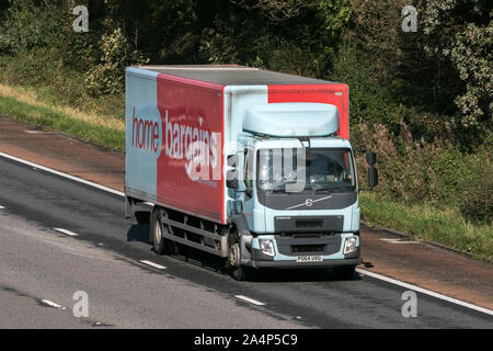 Home Schnäppchen Cargo Güterverkehr Lkw Richtung Norden reisen auf der Autobahn M6 in der Nähe von Garstang in Lancashire, UK. Stockfoto