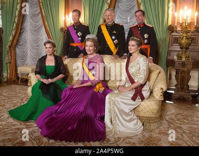 Luxemburg, Luxemburg. 15 Okt, 2019. Großherzog Henri und Großherzogin Maria Teresa, Prinz Guillaume, Großherzog erblich und Prinzessin Stephanie, erbliche Großherzogin von Luxemburg, König Filip und Königin Mathilde von Belgien an das Großherzogliche Palais in Luxemburg am 15. Oktober 2019, für das offizielle Foto vor dem Staat Bankett am 1. eines 3 Tage Besuch aus Belgien nach Luxemburg Credit: Albert Ph-van der Werf/Niederlande/Point de Vue |/dpa/Alamy leben Nachrichten Stockfoto
