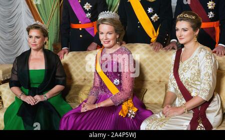 Luxemburg, Luxemburg. 15 Okt, 2019. Großherzogin Maria Teresa von Luxemburg, der Königin Mathilde von Belgien und Prinzessin Stephanie, Großherzogin erbliche Luxemburgs an das Großherzogliche Palais in Luxemburg am 15. Oktober 2019, für das offizielle Foto vor dem Staat Bankett am 1. eines 3 Tage Besuch aus Belgien nach Luxemburg Credit: Albert Ph-van der Werf/Niederlande/Point de Vue |/dpa/Alamy leben Nachrichten Stockfoto