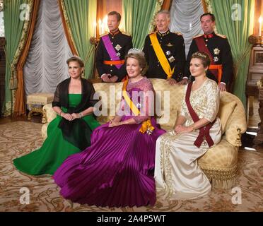 Luxemburg, Luxemburg. 15 Okt, 2019. Großherzog Henri und Großherzogin Maria Teresa, Prinz Guillaume, Großherzog erblich und Prinzessin Stephanie, erbliche Großherzogin von Luxemburg, König Filip und Königin Mathilde von Belgien an das Großherzogliche Palais in Luxemburg am 15. Oktober 2019, für das offizielle Foto vor dem Staat Bankett am 1. eines 3 Tage Besuch aus Belgien nach Luxemburg Credit: Albert Ph-van der Werf/Niederlande/Point de Vue |/dpa/Alamy leben Nachrichten Stockfoto