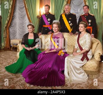 Luxemburg, Luxemburg. 15 Okt, 2019. Großherzog Henri und Großherzogin Maria Teresa, Prinz Guillaume, Großherzog erblich und Prinzessin Stephanie, erbliche Großherzogin von Luxemburg, König Filip und Königin Mathilde von Belgien an das Großherzogliche Palais in Luxemburg am 15. Oktober 2019, für das offizielle Foto vor dem Staat Bankett am 1. eines 3 Tage Besuch aus Belgien nach Luxemburg Credit: Albert Ph-van der Werf/Niederlande/Point de Vue |/dpa/Alamy leben Nachrichten Stockfoto