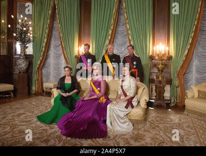 Luxemburg, Luxemburg. 15 Okt, 2019. Großherzog Henri und Großherzogin Maria Teresa, Prinz Guillaume, Großherzog erblich und Prinzessin Stephanie, erbliche Großherzogin von Luxemburg, König Filip und Königin Mathilde von Belgien an das Großherzogliche Palais in Luxemburg am 15. Oktober 2019, für das offizielle Foto vor dem Staat Bankett am 1. eines 3 Tage Besuch aus Belgien nach Luxemburg Credit: Albert Ph-van der Werf/Niederlande/Point de Vue |/dpa/Alamy leben Nachrichten Stockfoto