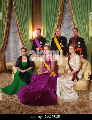 Luxemburg, Luxemburg. 15 Okt, 2019. Großherzog Henri und Großherzogin Maria Teresa, Prinz Guillaume, Großherzog erblich und Prinzessin Stephanie, erbliche Großherzogin von Luxemburg, König Filip und Königin Mathilde von Belgien an das Großherzogliche Palais in Luxemburg am 15. Oktober 2019, für das offizielle Foto vor dem Staat Bankett am 1. eines 3 Tage Besuch aus Belgien nach Luxemburg Credit: Albert Ph-van der Werf/Niederlande/Point de Vue |/dpa/Alamy leben Nachrichten Stockfoto
