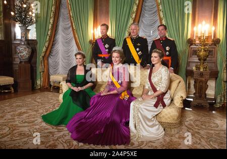 Luxemburg, Luxemburg. 15 Okt, 2019. Großherzog Henri und Großherzogin Maria Teresa, Prinz Guillaume, Großherzog erblich und Prinzessin Stephanie, erbliche Großherzogin von Luxemburg, König Filip und Königin Mathilde von Belgien an das Großherzogliche Palais in Luxemburg am 15. Oktober 2019, für das offizielle Foto vor dem Staat Bankett am 1. eines 3 Tage Besuch aus Belgien nach Luxemburg Credit: Albert Ph-van der Werf/Niederlande/Point de Vue |/dpa/Alamy leben Nachrichten Stockfoto