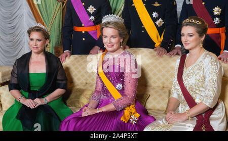 Luxemburg, Luxemburg. 15 Okt, 2019. Großherzogin Maria Teresa von Luxemburg, der Königin Mathilde von Belgien und Prinzessin Stephanie, Großherzogin erbliche Luxemburgs an das Großherzogliche Palais in Luxemburg am 15. Oktober 2019, für das offizielle Foto vor dem Staat Bankett am 1. eines 3 Tage Besuch aus Belgien nach Luxemburg Credit: Albert Ph-van der Werf/Niederlande/Point de Vue |/dpa/Alamy leben Nachrichten Stockfoto