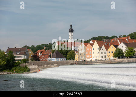 Blick über die Karolinenwehr am Lech in Landsberg am Lech, Bayern, Deutschland. Stockfoto