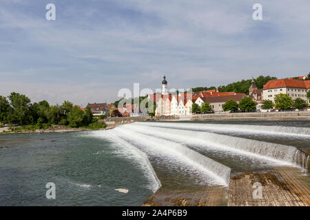 Blick über die Karolinenwehr am Lech in Landsberg am Lech, Bayern, Deutschland. Stockfoto