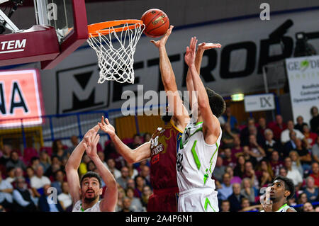 Venezia, Italien. 15 Okt, 2019. Mitchell WATT Umana Reyer Venezia, Italien, und Berk Ugurlu von tofas Bursa, Türkei, während Umana Reyer Venezia vs Tofas Bursa - Basketball EuroCup Meisterschaft - Credit: LPS/Alessio Marini/Alamy leben Nachrichten Stockfoto