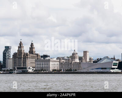 Liverpool, Blick von der Mersey River mit der Drei Grazien gegen ein modernes Museum von Liverpool. Stockfoto