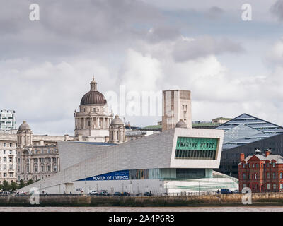 Museum von Liverpool Gebäude am Pier Head, Liverpool mit Hafen von Liverpool Gebäude im Hintergrund. Stockfoto