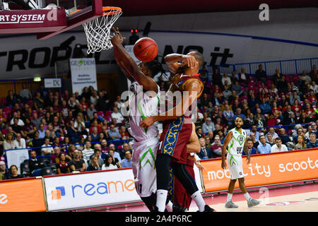 Venezia, Italien. 15 Okt, 2019. Jeremy chappell von Umana Reyer Venezia, Italien, und Devin Williams von tofas Bursa, Türkei, während Umana Reyer Venezia vs Tofas Bursa - Basketball EuroCup Meisterschaft - Credit: LPS/Alessio Marini/Alamy leben Nachrichten Stockfoto