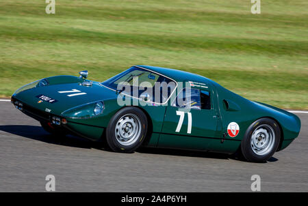 1964 Porsche 904 Carrera GTS mit Fahrer Stuart Graham während des RAC TT Feier Rennen auf dem 2019 Goodwood Revival, Sussex, UK. Stockfoto