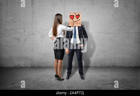 Geschäftsfrau eine Enamored Gesicht auf der Box, verbirgt das Gesicht ein Geschäftsmann Stockfoto