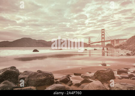 Marshall Beach, mit der Golden Gate Bridge, San Francisco, Kalifornien, USA, in Split-Tönen. Stockfoto