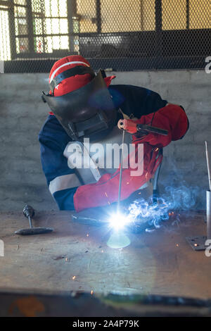 Motswana Schweißgerät Arbeiter in einer Botswana Workshop, Schweißen zwei Teile aus Metall Stockfoto