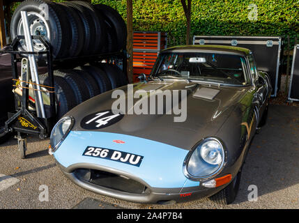 1962 Jaguar E-Type FHC im Fahrerlager Garage mit einem Reifen am Rack 2019 Goodwood Revival, Sussex, UK. Stockfoto